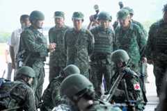 台湾の軍事演習「漢光演習」の救護訓練の様子を視察する頼清徳総統(中央)=2024年7月23日、花蓮、高田正幸撮影