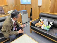 ぬいぐるみたちにあいさつをする津坂昌樹館長。Xに投稿すると、3万件近い「いいね」がついた=名古屋市美術館提供