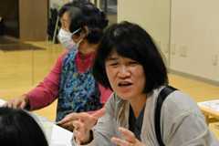 被災からの日々を語る川原とも子さん=2025年11月1日、富山市総曲輪4丁目、砂山風磨撮影