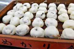 蒸し立ての「めかり饅頭」=2026年1月22日午後1時27分、北九州市門司区、波多野大介撮影