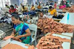 繊維工場で米国向けのベビー服を縫う人たち。トランプ関税で大打撃を受けているという=2025年9月18日、インド南部ティルプール、武石英史郎撮影