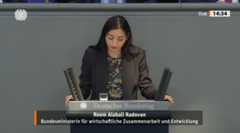 Ministerin Alabali Radovan im Bundestag