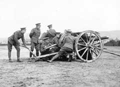 British 18 pounder field gun and crew: Battle of Le Cateau on 26th August 1914 in the First World War