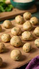 Drožďové knedlíčky do polévky😍Hodí se do vývarů, zeleninové nebo milionové polévky. Recepty najdete tady, tak na mém webu ceskazceska.cz ♥️4 kostky droždí�1 menší cibuli�3 stroužky česneku�1 vejce�strouhanku podle potřeby�sůl�pepř�majoránku nebo jiné bylinky, např. sušenou nebo čerstvou petržel�máslo1. Cibuli nakrájím najemno, česnek prolisuji a na pánvi je na troše oleje zpěním do sklovata.2. Přidám rozdrobené droždí a za stálého míchání ho nechám rozpustit a lehce zezlátnout, dávám pozor, aby se nepřipálilo.3. Směs stáhnu z ohně a nechám ji krátce vychladnout.4. Osolím, opepřím, přidám vejce, bylinky a postupně vmíchávám strouhanku, dokud nevznikne měkké, soudržné těsto.5. Lžičkou odebírám malé kousky a tvaruji drobné knedlíčky.6. Knedlíčky dám do polévky a vařím asi 5–7 minut, dokud nevyplavou a nejsou hotové. Pak můžu servírovat. ☺️Sledujte mě pro další jednoduché recepty, tradice a tipy na výlety 👉 @ceskazceska ♥️A pokud hledáte inspiraci z oblasti food fotografie, food stylingu, gastro marketingu a zákulisí tvorby, sledujte můj profil @jana.jakusova 📸#recepty #polevky #drozdoveknedlicky #rýchlerecepty