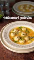 Milionová polévka 🤑🍲💸Základní poměr surovin:1 větší mrkev1 petržel1 kousek celeru1 l zeleninového vývaru/vody3 lžíce máslahrst dětské krupičky1 vejcesůlsušená nebo čerstvá petrželka1. Do hrnce s nepřilnavým dnem dám máslo a nastrouhanou zeleninu. Osolím a nechám asi 3 min dusit pod pokličkou, aby lehce změkla.2. Pak přiliji zeleninový vývar/vodu, nechám projít varem a zasypu hrstí krupičky. 3. Na závěr přidám rozšlehané vejce a promíchám – a je hotovo!Skvěle chutná i s drozdovými knedlíčky. Recept na ně brzy zveřejním.🥰✌️Tak sledujte můj profil, ať vám neunikne další jednoduchý český recept! ➡️❤️ @ceskazceskaP.S.: Recepty pro vás připravuju většinou večer, když Elenka spí. No a tímhle jídlem jsem se o půlnočním dotočení tak přejedla, že mi bylo druhý den fakt hodně zle. Takže moje doporučení - Je výborná, ale nesmíte sníst půl hrnce.😵😅#polevka #videorecept #rychlerecepty #ceskakuchyne #recepty