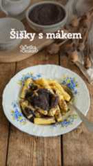 Bramborové šišky s mákem je klasický český recept. 🇨🇿Jí se jako hlavní sladké jídlo a jsou na něj protichůdné názory – jedni je milují, jiní nesnáší. Do jaké skupiny patříte vy? ☺️ Já je miluju. 🥰Ingredience600 g brambor300 g hrubé mouky1 vejcešpetka soli200 g máslacukr na posypánímák na posypáníPostup1. Brambory uvařím ve slupce, nechám je úplně vychladnout, oloupu a nastrouhám najemno.2. Přidám hrubou mouku, vejce a špetku soli a rychle vypracuju těsto. Hotové těsto dám alespoň na 30 minut odpočinout do lednice.3. Z těsta vytvaruju válečky, nakrájím je na stejné kousky a v dlaních z nich vytvaruju šišky.4. Šišky vkládám do vroucí osolené vody a vařím je, dokud nevyplavou na hladinu, obvykle to trvá asi 2 minuty.5. Hotové šišky servíruju hned a posypu je mákem, cukrem a přeliju rozpuštěným máslem.😍Recept si uložte a sledujte mě pro více receptů, tradic a inspirace ➡️❤️ @ceskazceska #ceskyrecept #recept #siskysmakem #recepty #sladke