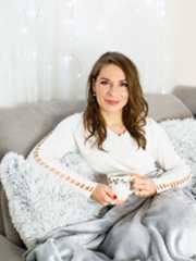 Štědrý den🎄Žádný jiný svátek není spojen s tolika zvyky a tradicemi jako právě Štědrý den. Byl považován za osudový den se zvláštní mocí – plný tradic, symbolů, věšteb a očekávání.Je toho tolik, že by se to do jednoho postu ani nevešlo. Pokud se chcete podívat alespoň na některé z nich - třeba na vánoční zvyky, staré lidové tradice, původ dnešní štědrovečerní večeře i co se jedlo v minulosti, mrkněte na můj web 👉 www.ceskazceska.cz
Najdete tam i nový rozhovor, který se mnou letos vyšel v příloze Deníku Česko zpívá koledy.Přeji krásné a klidné svátky ✨Jana💝#vanoce #tradice #krasnesvatky #veselevanoce