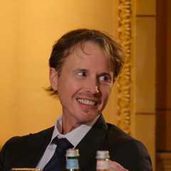 Image of a headshot of CIA alum Grant Achatz ’94.