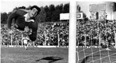 La sombra de Batman. Proyectada en el área donde vuela el arquero del Ciclón.FOTOS ARCHIVO CLARIN