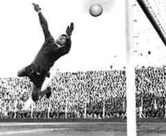 Acrobacia en el aire. Y las marcas de las fotos antiguas, en torno a la pelota, usadas en el diario en esa época.FOTOS ARCHIVO CLARIN