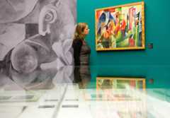 H・カンペンドンクの画風でベルトラッキ氏が描いた作品を鑑賞する女性/Peter Endig/picture alliance/Getty Images