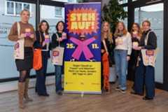 Gruppenfoto mit den Beteiligten an der Kampagne 'Steh auf!' Gruppenfoto mit den Beteiligten an der Kampagne 'Steh auf!'