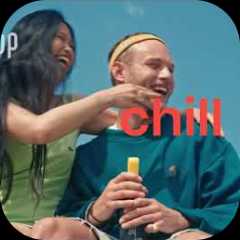 Air Up 動画のプレビュー画像として、屋外にいる 2 人の人物が表示されている。