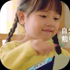 動画のプレビュー画像として、眼鏡の両端を持って耳にかけているシニア男性が表示されている。