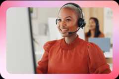 ヘッドセットを付けてアドバイスをしている Google 広告専任サポート担当者の画像。