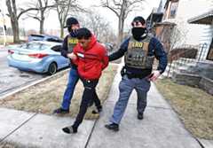 Agenten van ICE arresteren een immigrant in Chicago