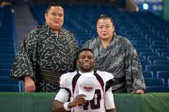 Wrestlers from Onoe stable with Fujitsu Frontiers cornerback Al-Rilwan Adeyemi (front) at the Rice Bowl at Tokyo Dome on Jan. 3, 2017 Wrestlers from Onoe stable with Fujitsu Frontiers cornerback Al-Rilwan Adeyemi (front) at the Rice Bowl at Tokyo Dome on Jan. 3, 2017