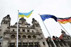 Ukrainische Flagge vor Leipziger Rathaus Ukrainische Flagge weht neben EU- und Deutschlandflagge vor Neuem Rathaus in Leipzig.