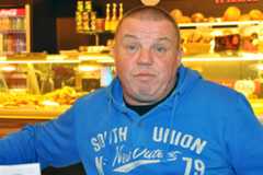 Hans-Jürgen Schuster Porträt von Hans-Jürgen Schuster vor einer Verkaufstheke