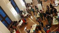 Familieninfobüro - Infoabend Schwangerschaft und Geburt Rechts und links in der Oberen Wandelhalle des Neuen Rathauses sind Tische aufgebaut, an denen sich Interessierte beraten lassen.