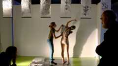 Präsentation IMAGO im LOFFT Zwei Menschen machen eine Performance auf der Bühne des LOFFTs