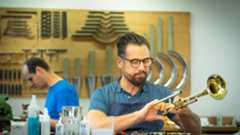 Vogt Instrumente Leipzig Ein Handwerker fertigt ein Blasinstrument in einer Werkstatt