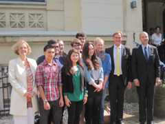 Houston 2013 Houston meets Leipzig Gruppenfoto der Austauschschüler mit Oberbürgermeister Burkhard Jung im Innenhof des US-Generalkonsulats Leipzig