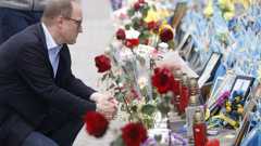Leipziger Delegation besucht Kyjiw - Maidan-Ehrung Verwaltungsbürgermeister Ulrich Hörning legt Blumen an einem Denkmal in Kyjiw nieder