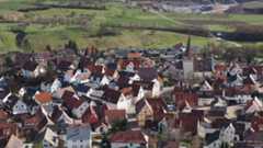 Umschreibung auswärtig Luftbild einer ländlichen Gemeinde mit einer Kirche in der Ortsmitte