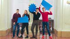 Jugendparlament Vier junge Menschen stehen in einem historischen Gebäude und halten ausgeschnittene Sprechblasen.