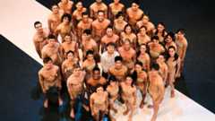 Leipziger Ballett Ensemble von oben Gruppe von Balletttänzern steht beisammen und schaut nach oben. Die Gruppe ist von oben fotografiert.