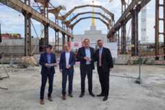 Übergabe Förderbescheid Innovationszentrum BioCity Campus 2023 Stadt Leipzig Kai Thalmann, Geschäftsführer LGH Leipziger Gewerbehof GmbH & Co. KG, Wirtschaftsbürgermeister Clemens Schülke, OBM Leipzig Burkhard Jung und Staatsminister Martin Dulig auf einer Baustelle bei der Übergabe des Fördermittelbescheides für das Innovationszentrum auf der Alten Messe Leipzig