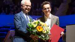 Preisübergabe Heinrich Riethmüller Heinrich Riethmüller übergibt Masha Gessen eine Urkunde und Blumen.