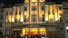 Muko copyright Andreas Birkigt Fassade der Musikalische Komödie mit abendlicher Festbeleuchtung