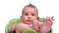 Baby im grünen Korb Foto eines Säuglings, der in einem grünen Korb liegt