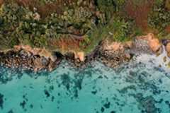 Vue aérienne de l'eau de l'île de Groix et chemins de randonnée à l'automne (Morbihan) - ©Thibault Poriel - LBST Vue aérienne de l'eau de l'île de Groix et chemins de randonnée à l'automne (Morbihan)