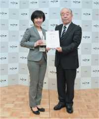 大賞を受した宮城県石巻市立万石浦中学校の小山晴美教諭(左)と教職員支援機構の高岡信也理事長 大賞を受した宮城県石巻市立万石浦中学校の小山晴美教諭(左)と教職員支援機構の高岡信也理事長