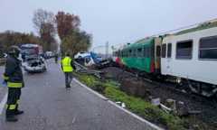 Treno contro camion bisarca nel Ferrarese: tre feriti e traffico ferroviario bloccato