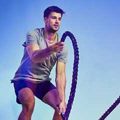 Mees treenib köitega intensiivses funktsionaaltreeningus.