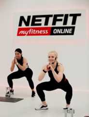 Kaks naist teevad kükke MyFitness NETFIT online-treeningul stuudios.