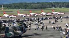 福岡・芦屋町の空自芦屋基地で航空祭 「ブルーホエール」C-2が...