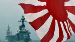 日本旭日旗在日本海上自卫队军舰前随风飘扬。(法新社档案照)