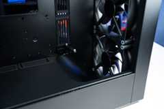 A look at the fron of the HAVN BF 360 Flow case from the open right side. It shows the two fron fans with a slope fron the bottom to the middle of the case.