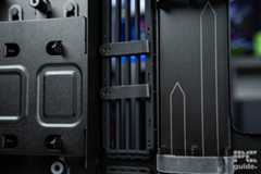 A close up of the HAVN BF 360 Flow rubber grommet in the middle of the side,. It has three vertical rubber strips with two comb connectors inbetwen.