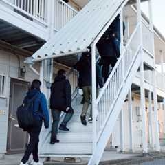 窃盗グループの関係先アパートへ家宅捜索に入る県警の捜査員ら=19日午前7時35分、群馬県大泉町