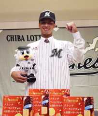 ロッテと契約合意し笑顔を見せる昌平高の桜井ユウヤ内野手=19日午後、さいたま市大宮区のパレスホテル大宮