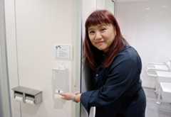 各個室に設置されている生理用品について説明する元PTA会長の荒川ゆり子さん