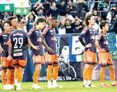 大宮―徳島 ホーム最終戦に敗れて肩を落とす大宮の選手たち