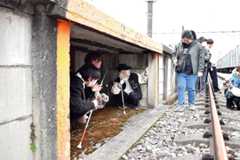 待避口に入る生徒ら=13日午前、所沢市上山口