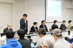 市民説明会であいさつするさいたま市の担当者=24日午前、さいたま市中央区新都心